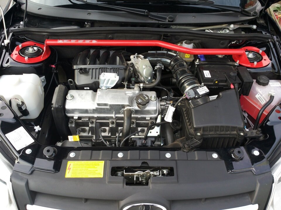 Подкапотное пространство инжекторного автомобиля ( Для удобства это Лада Гранта)