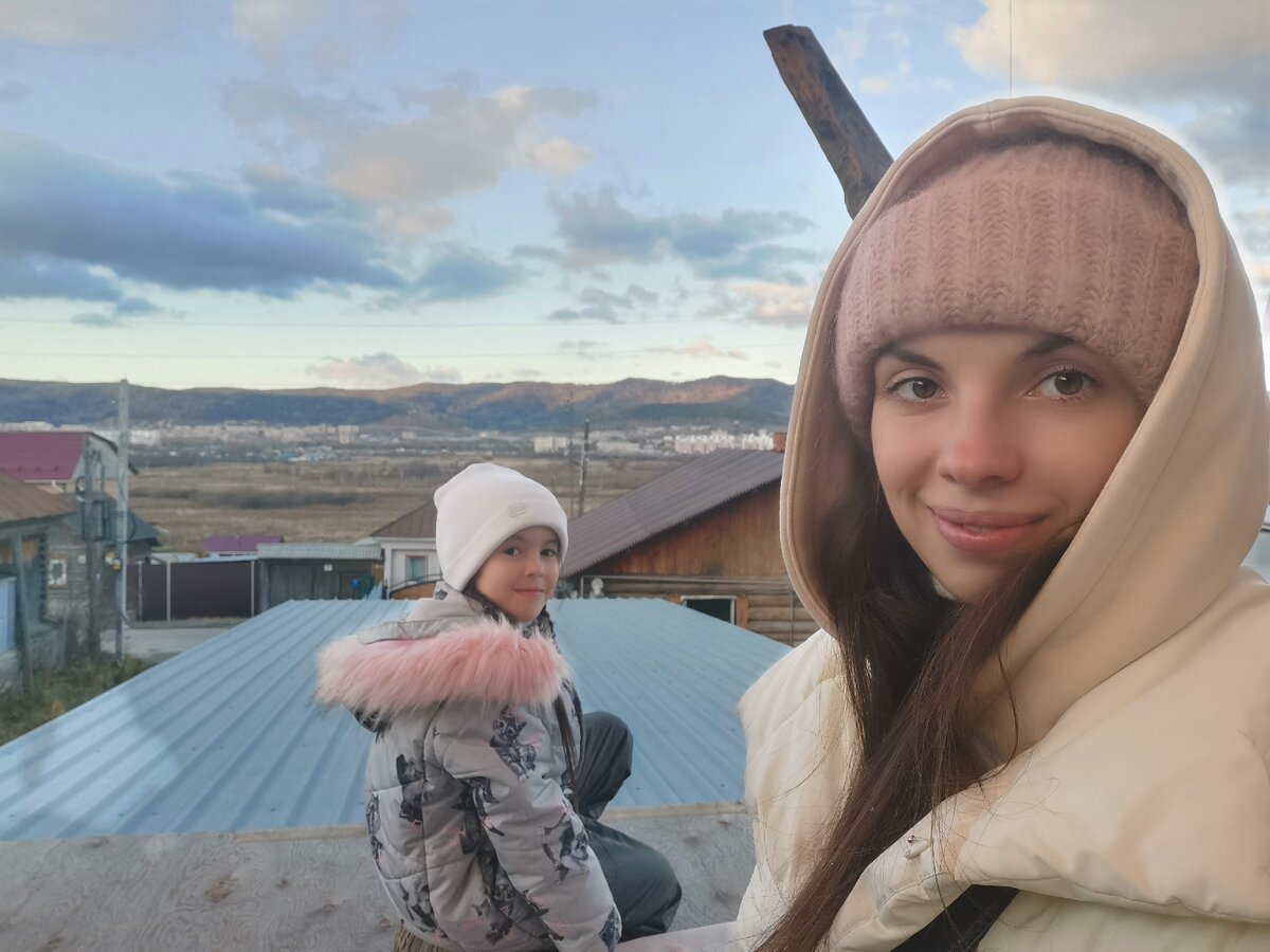 С дочкой в детском домике на своём участке 