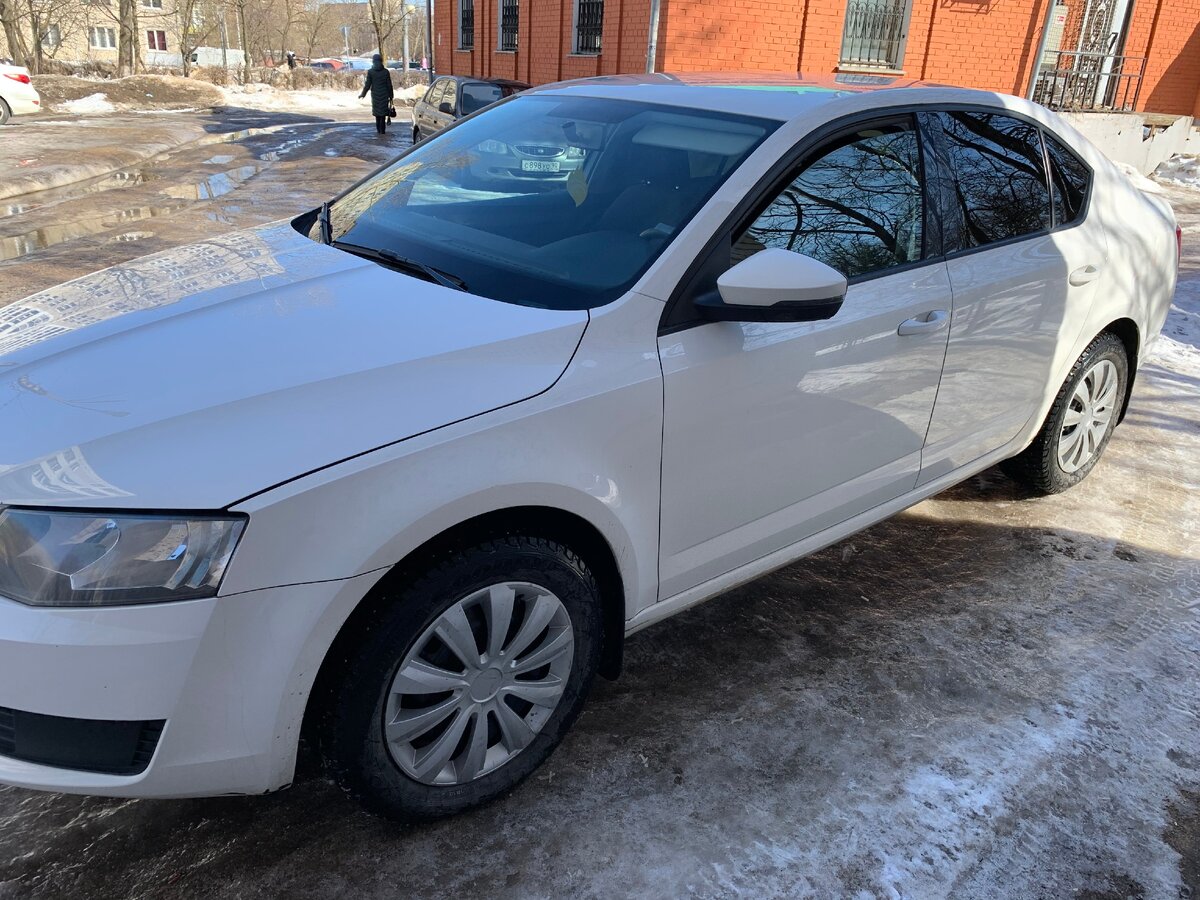 Добрый день,хочу рассказать Вам про Шкода Октавия в кузове А7 дорестайлинг,двигатель 1,6 АКПП AISIN 6ст.За свою жизнь было много разных автомобилей:Москвич 2125 ИЖ,ВАЗ 2109,2112,Понтиак Гранд-При,Крайслер Вояджер,Форд Фокус 2,Сузуки SX4,Сузуки Гранд Витара,Шевроле Каптива,Опель Антара. о них расскажу позже.Так что накопился определенный опыт.Данное авто попало в руки совершенно случайно,сразу оговарюсь машина рабочая,но не такси хотя эксплуатация очень интенсивная от 150-300 км в день.Пробег на данный момент около 143000 км.Комплектация самая простая,кондиционер,передние стеклоподъемники.На данный момент в авто не ломалось ни чего!!!Только плановое обслуживание:замена моторного масла,тормозные колодки и резина и это все.Я раньше Шкоду вообще не рассматривал как автомобиль,но она меня просто порадовала:1)удобная посадка(спина не устает и это при отсутствии поясничного упора(до нее был Форд Мондео 4 я из него выходил как волк из "Ну погоди!" не в обиду владельцам Форд.2)расход бензина в связке 1,6+АКПП 5-9 литров 3)огромный багажник 4)дорогу держит на твердую 4 5)много места для задних пассажиров 6)автомат AISIN очень выносливый и надежный. Вывод:рекомендую для покупки "ДА",купил бы себе "ДА",но хочу Шкоду Кодиак 7 мест так как большая семья.Все удачи.