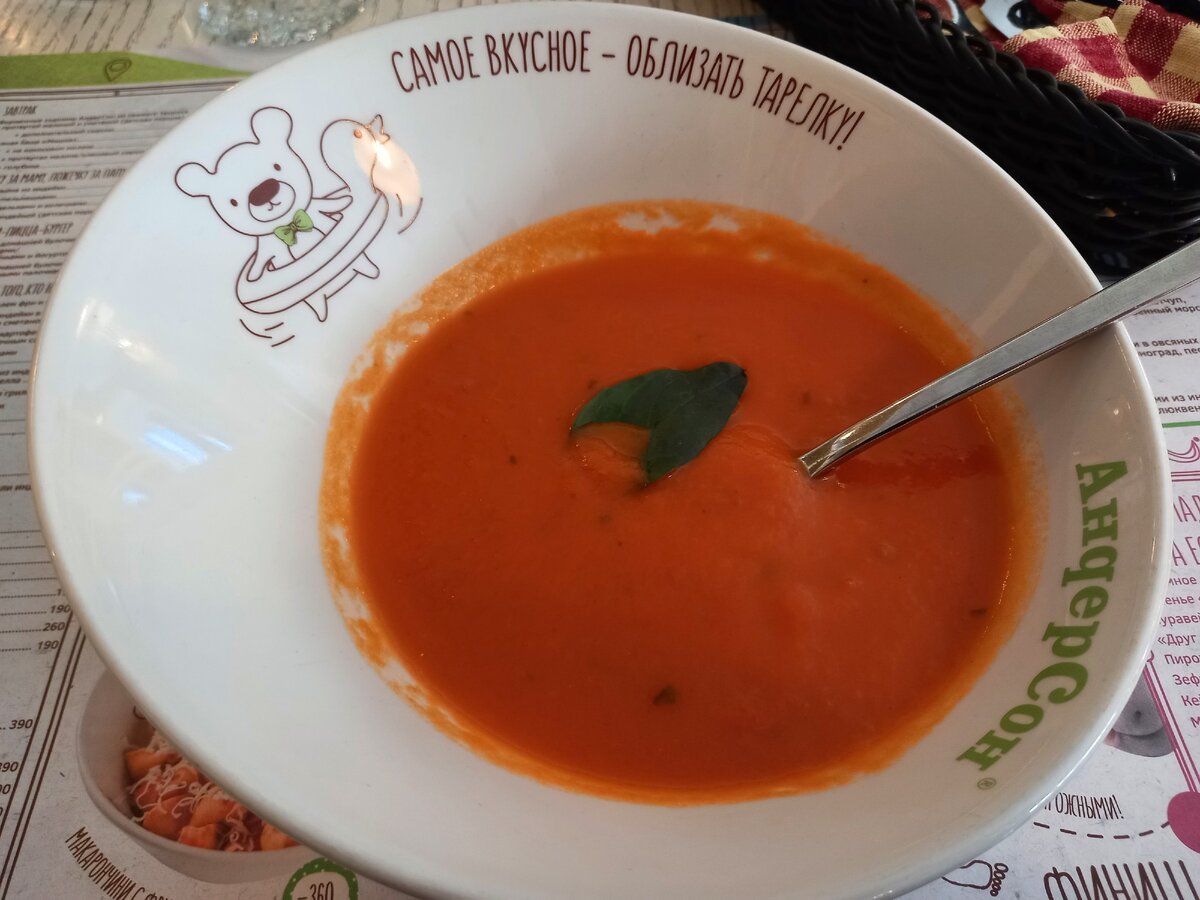 Фирменные тарелки с надписями. Можно, кстати, купить такие домой за 700 рублей