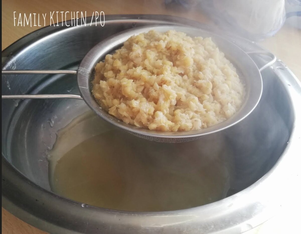 2. Чечевицу откидываем на дуршлаг и даём воде стечь.