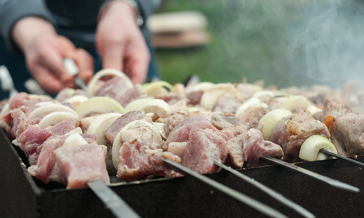  Дворик для Души
4497 подписчиков
Шашлыки, трава и мусор: как не получить штраф в 2021 году на Майские праздники
5 мая
Если не знаешь правил - плати штраф!
Во время пандемии коронавирусной инфекции загородная недвижимость стала пользоваться особым спросом. Оно и понятно, ведь люди стали ценить возможность быть ближе к природе.
Находясь на своём или арендованном участке, следует помнить о том, что в 2021 году для дачников действуют новые правила и ограничения.

За что любителям природы грозят штрафы?

Фото из свободных источников