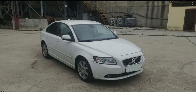 Volvo S40, передняя часть вполне обычная.