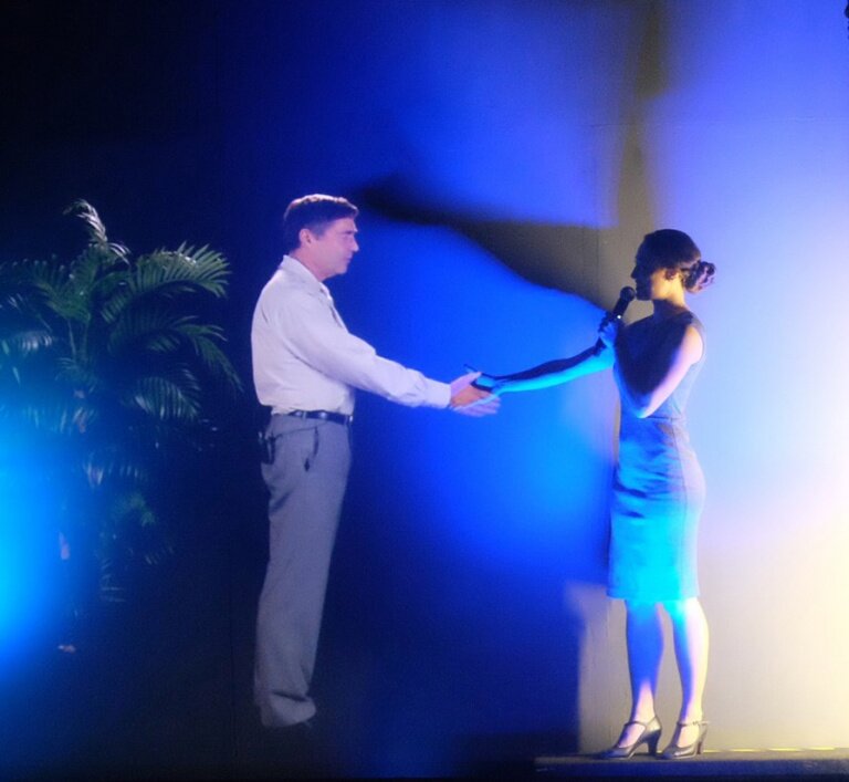 Профессор Карл Виман представляется во время своей голографической лекции. straitstimes.com