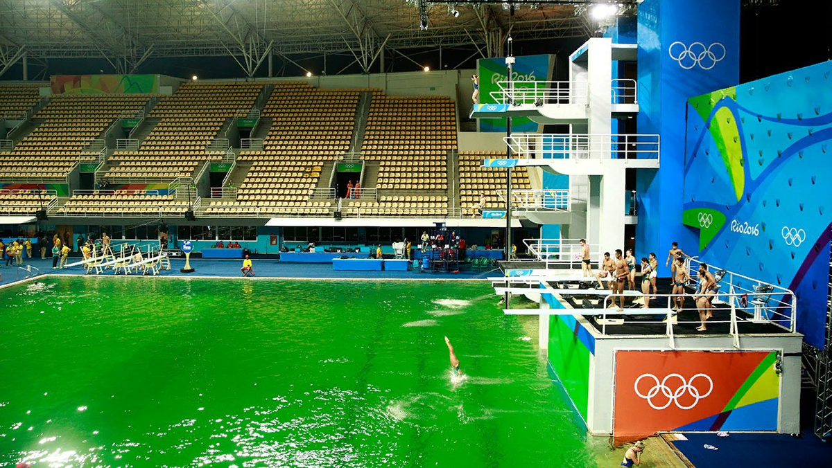 Прыжки в воду бразилия. Рио-де-Жанейро 2016 зеленый бассейн. Олимпийский бассейн в Рио. Бассейн Рио де Жанейро 2016.