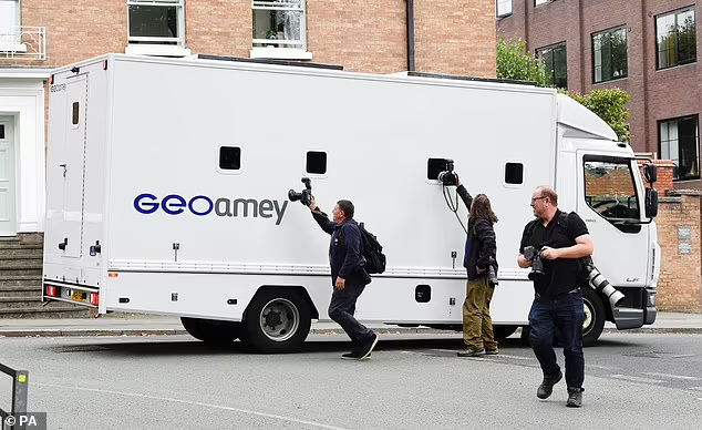  Папарацци фотографируют через окна тюремного фургона, перевозящего Менди в пятницу