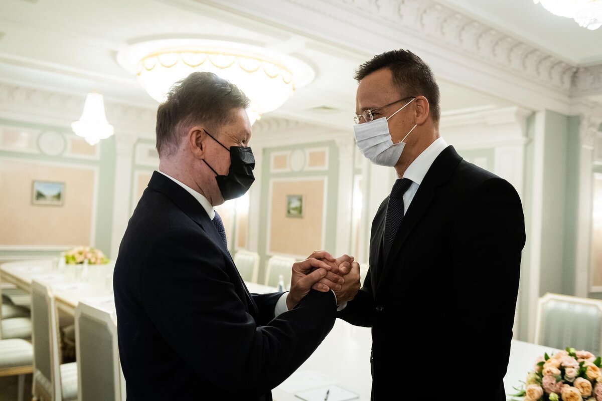 Алексей Миллер и Петер Сийярто на подписании нового 15-летнего газового соглашения. Источник: Яндекс.Картинки