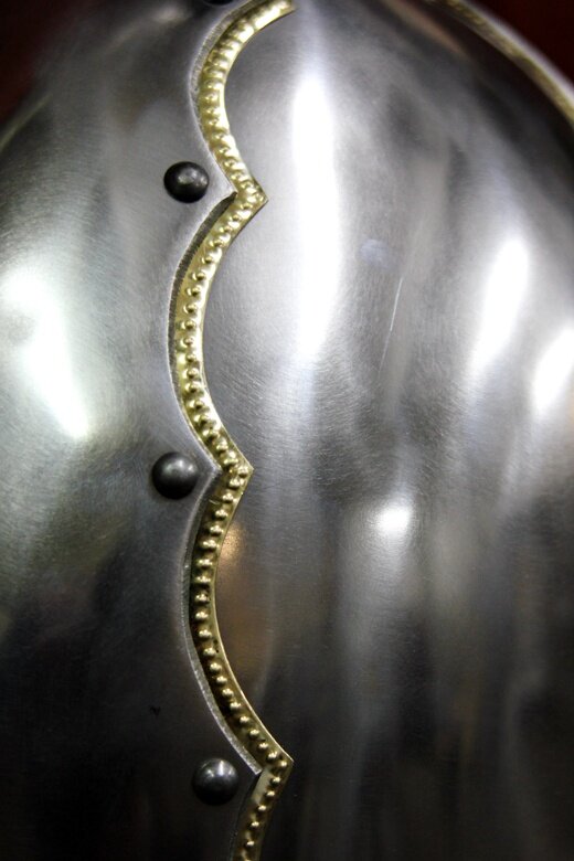 Чеканная пластина, украшающая край сегмента шлема из Печа - вид вблизи. 