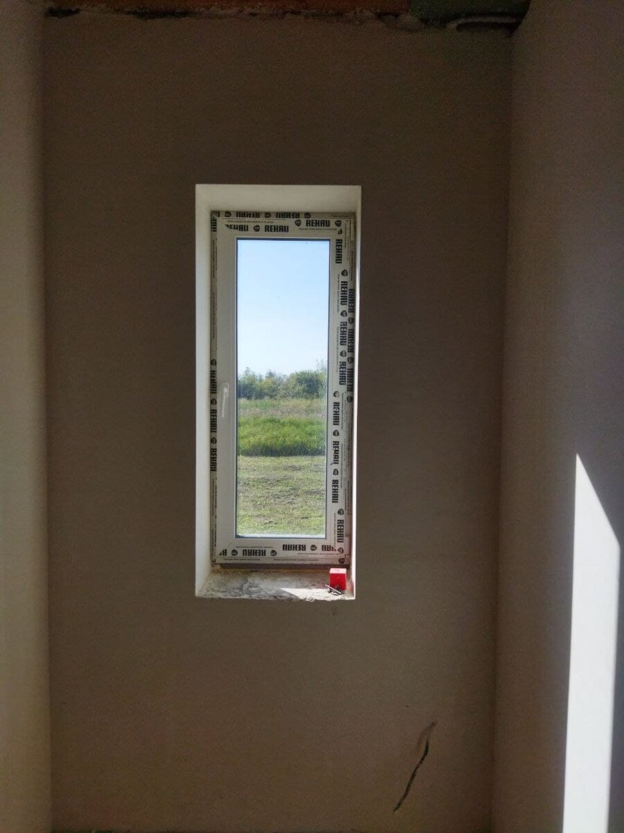 Окно в гардеробной.