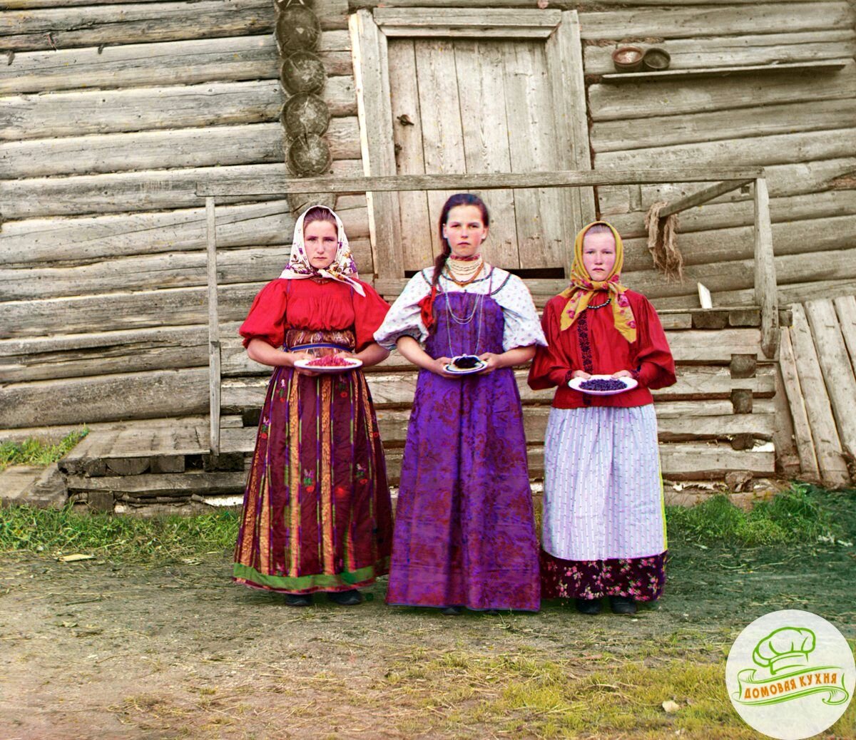 Русские женщины в деревне встречают гостей