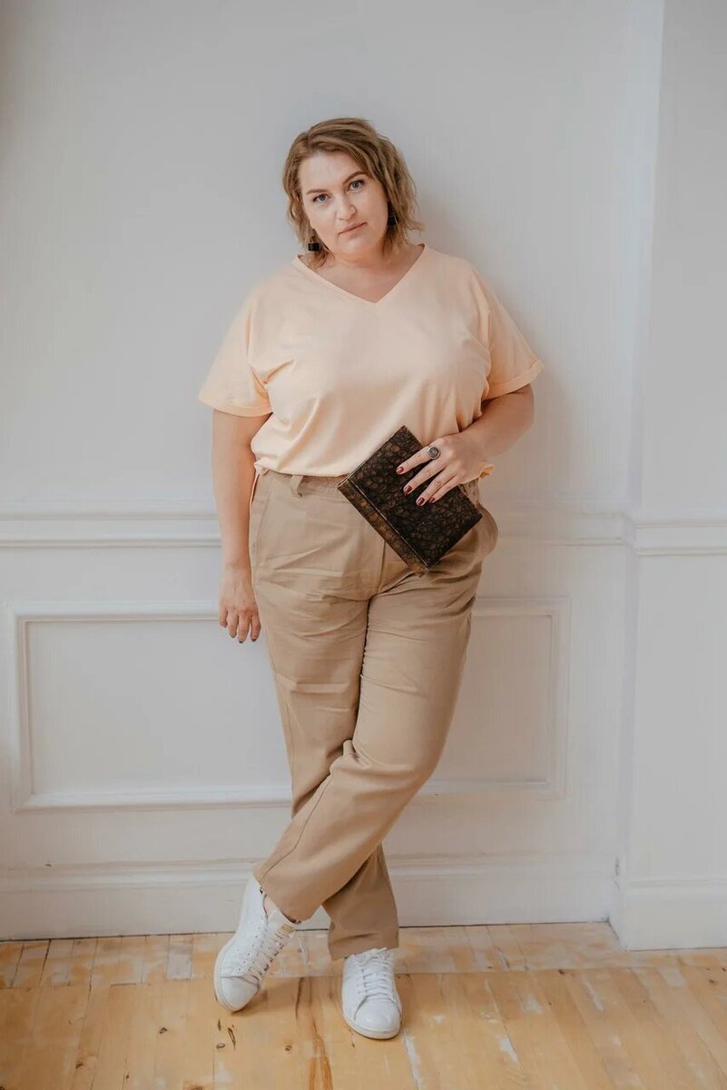 Именно поэтому я избегаю становиться рядом с изящными дюймовочками. Кстати, меня зовут Надежда и я автор этого канала. Жутко практичная и позитивная стилист, которая умеет одевать красиво и дюймовочек, и баскетболисток, и стройных, и любительниц конфет. А по пути обожает делиться гардеробными хитростями. 