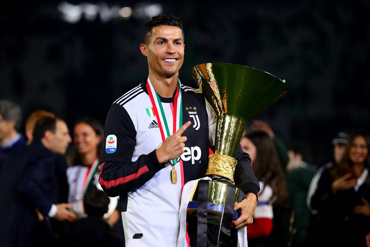 Богатый футболист в мире. Роналдо Криштиану чемпион Италии. Cristiano Ronaldo Ювентус Кубок. Кристиано Роналдо с Кубком. Криштиану Роналду трофей Ювентус.