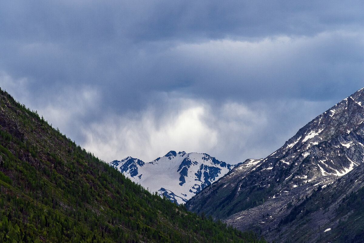Утро было достаточно пасмурным и дождливым, но затем тучи уползли в сторону Среднегоозера