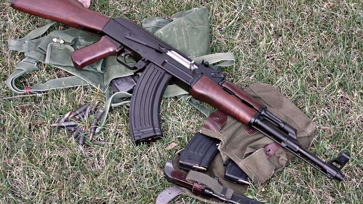 АК-47. Рядом подсумок с двумя сменными магазинами и штык-нож. Источник изображения, сайт sites.google.com