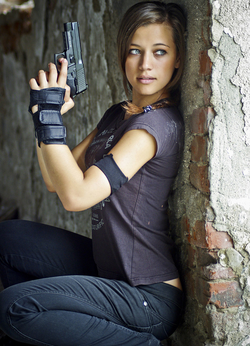 "С пистолетом везде чувствуешь себя в безопасности " - девушка с огнестрельным оружием в промзоне одного из городов....