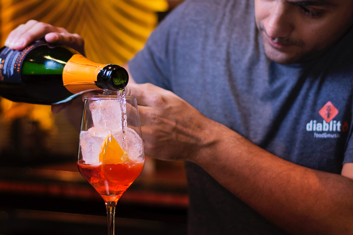 Aperol Spritz. Апероль коктейль. Шампанское Апероль. Вино Апероль.