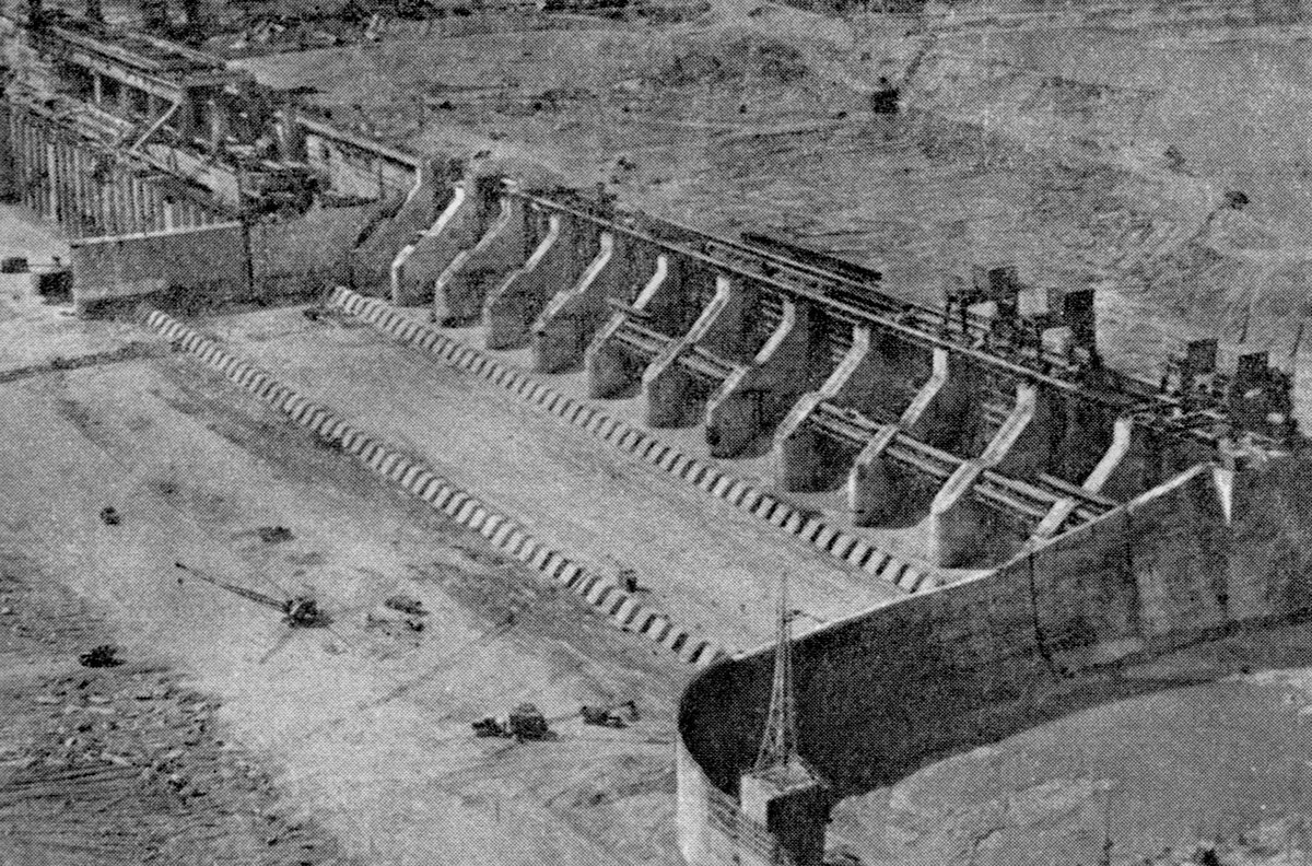 В котловане. Вид на водосливную плотину (фото из открытых источников).