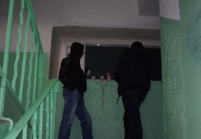 Подъезд - излюбленное место для распития спиртных напитков