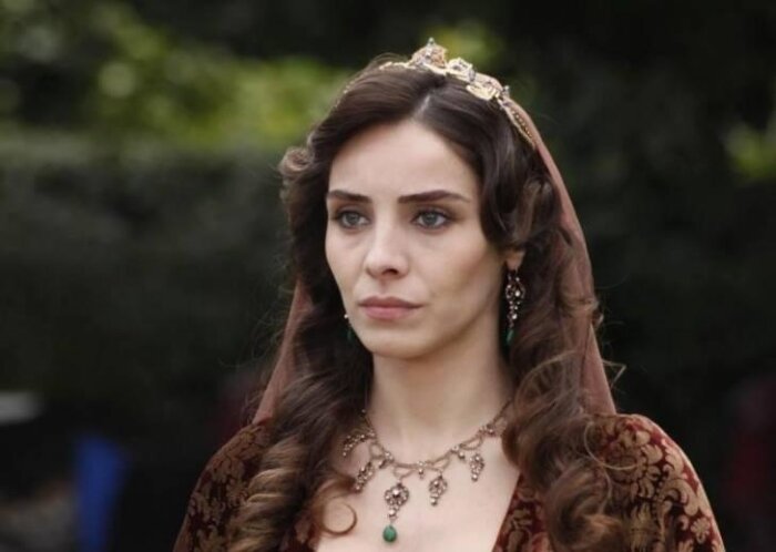 Нур Феттахоглу в образе Махидевран султан. Фото: кадр из сериала "Великолепный век"