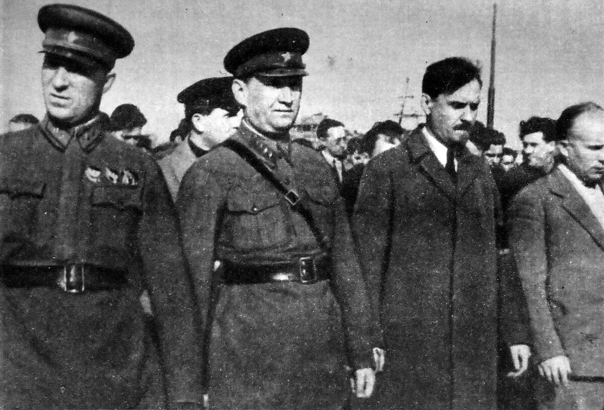 2-й слева генерал Лукин, он попадет в плен. После войны Сталин лично напишет в НКВД: "Преданный человек, в звании восстановить, если желает – направить на учебу, по службе не ущемлять". 