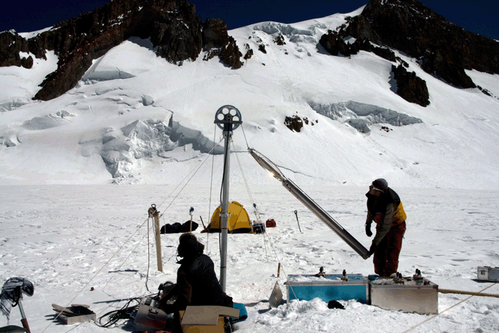 Бурение льда - сложный и длительный процесс. Фото с сайта: http://paleoglaciology.org/regions/Caucasus/IceCoreDrilling/