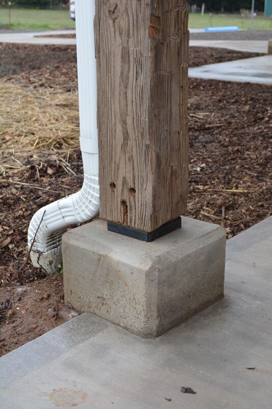 Необходимость склеивания таких материалов встречается тогда, когда на голую бетонную стяжку укладывается деревянное напольное покрытие или своими руками устанавливаются плинтуса, монтируются деревянные галтели и т. д. Впрочем, иногда крепеж необходим для более основательных и увесистых предметов и это оборачивается дополнительными трудностями.