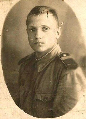 Мой двоюродный дедушка еще в звании старшего сержанта. Фото июль 1943 год