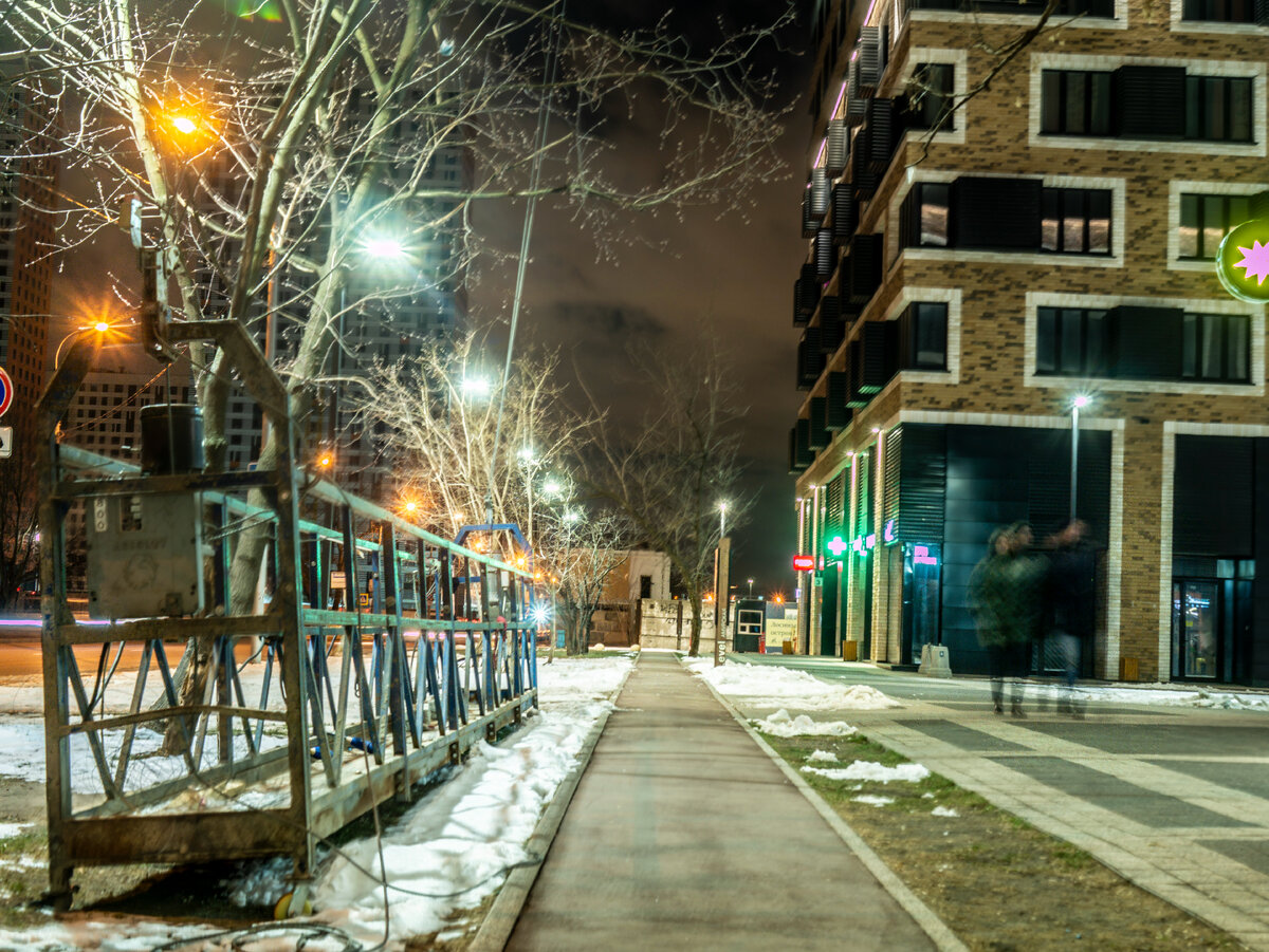 Пустые дорожки и редкие люди словно призраки в ночи) 