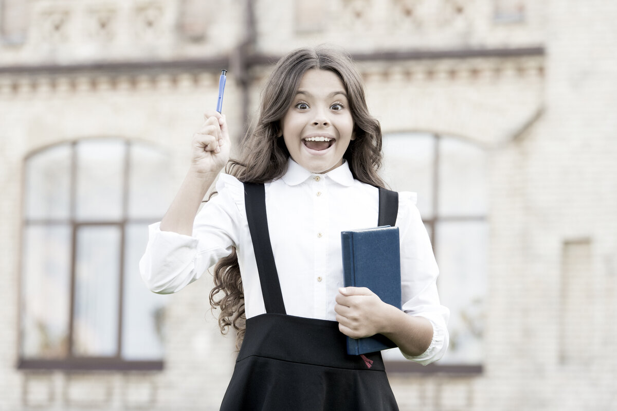 Радостная ученица. Фото с shutterstock.com