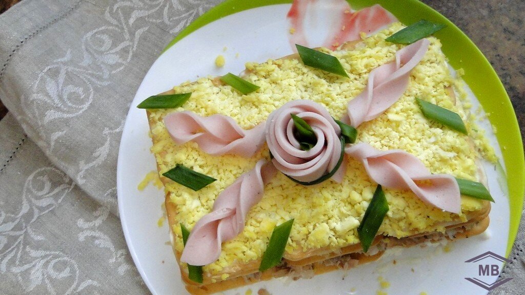 Салат с крекерами и рыбными консервами