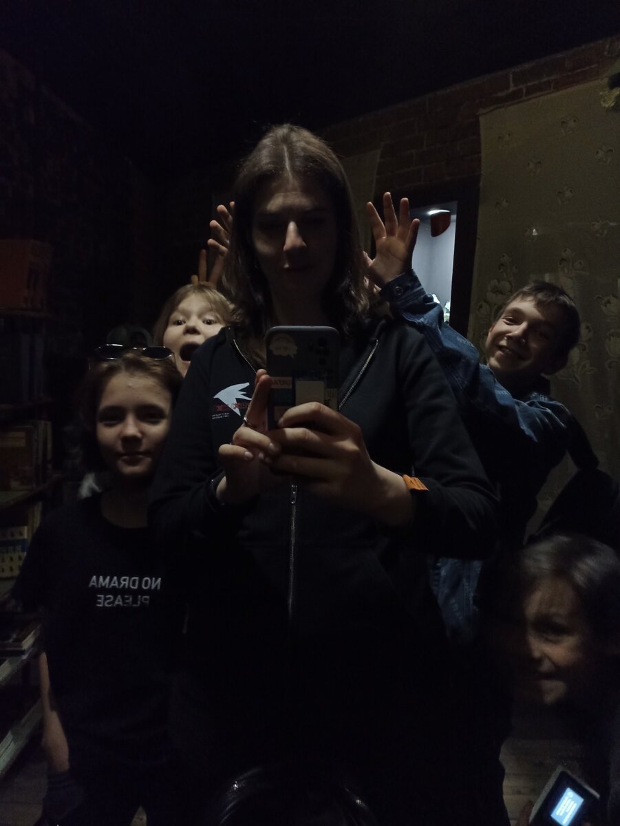 Эля в музее с группой фотографов