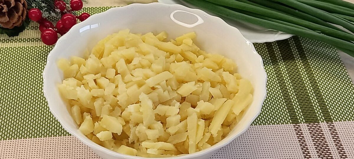 Картофель отварить, очистить и нарезать на кубики.