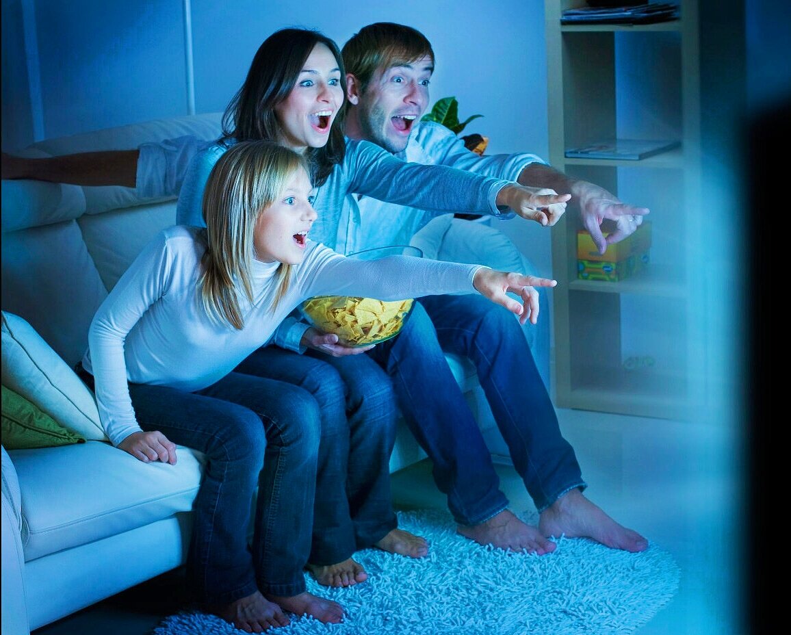 Здорово когда вы можете собраться всей семьёй и посмотреть любое кино. Взяв собой вкусняшек, тёплый плед и хорошее настроение. Давайте разберёмся, какие 5 фильмов лучше всего подходят для семейного просмотра: 