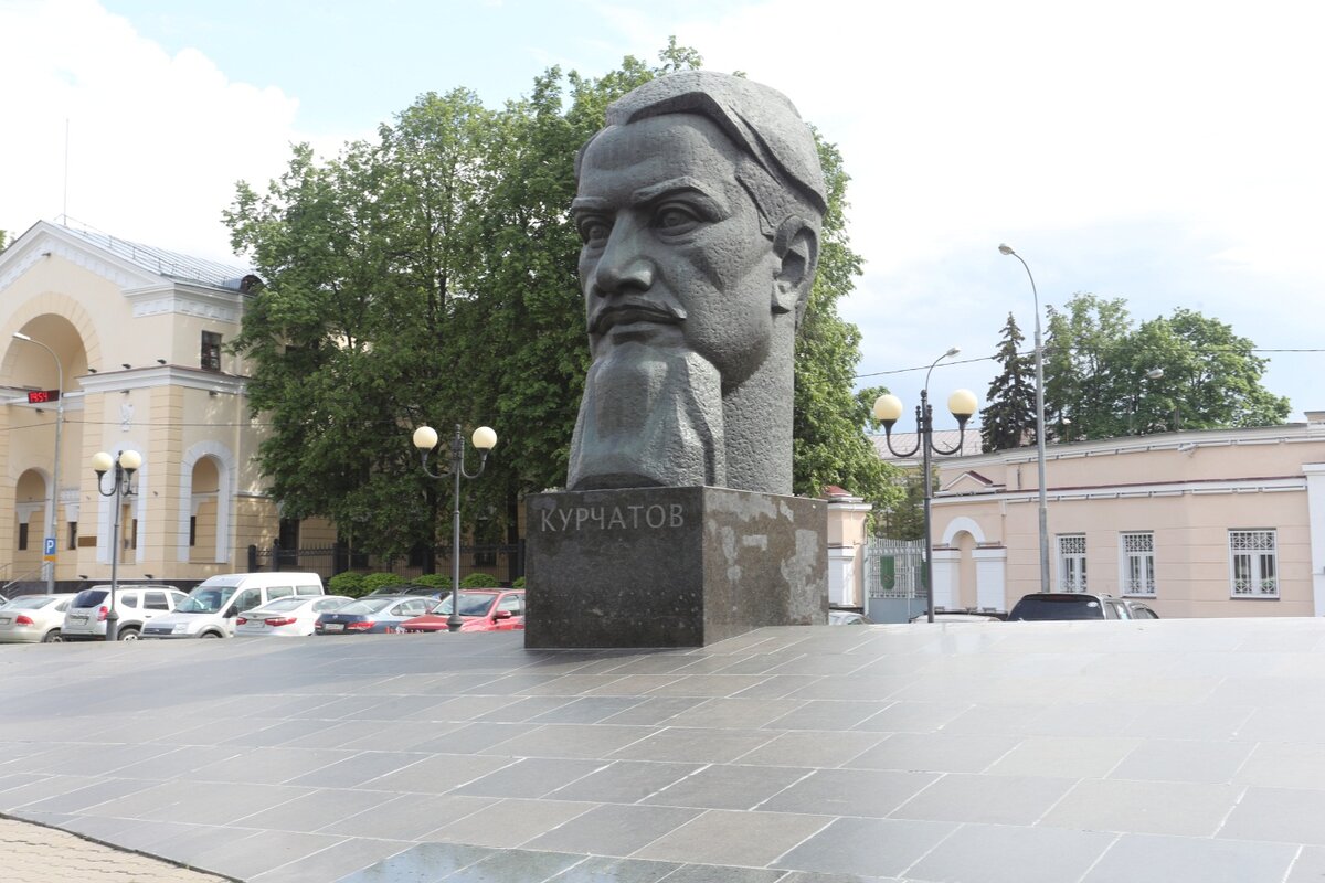 Памятники ученых. Памятник Курчатову в Москве. Стутуи Курчатова. Памятник ученому. Памятники ученым фронтовикам.