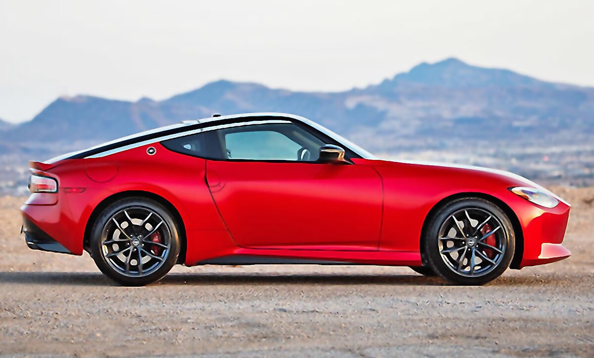 Nissan Z  это классическое заднеприводное купе с мощным дВС под длинным капотом