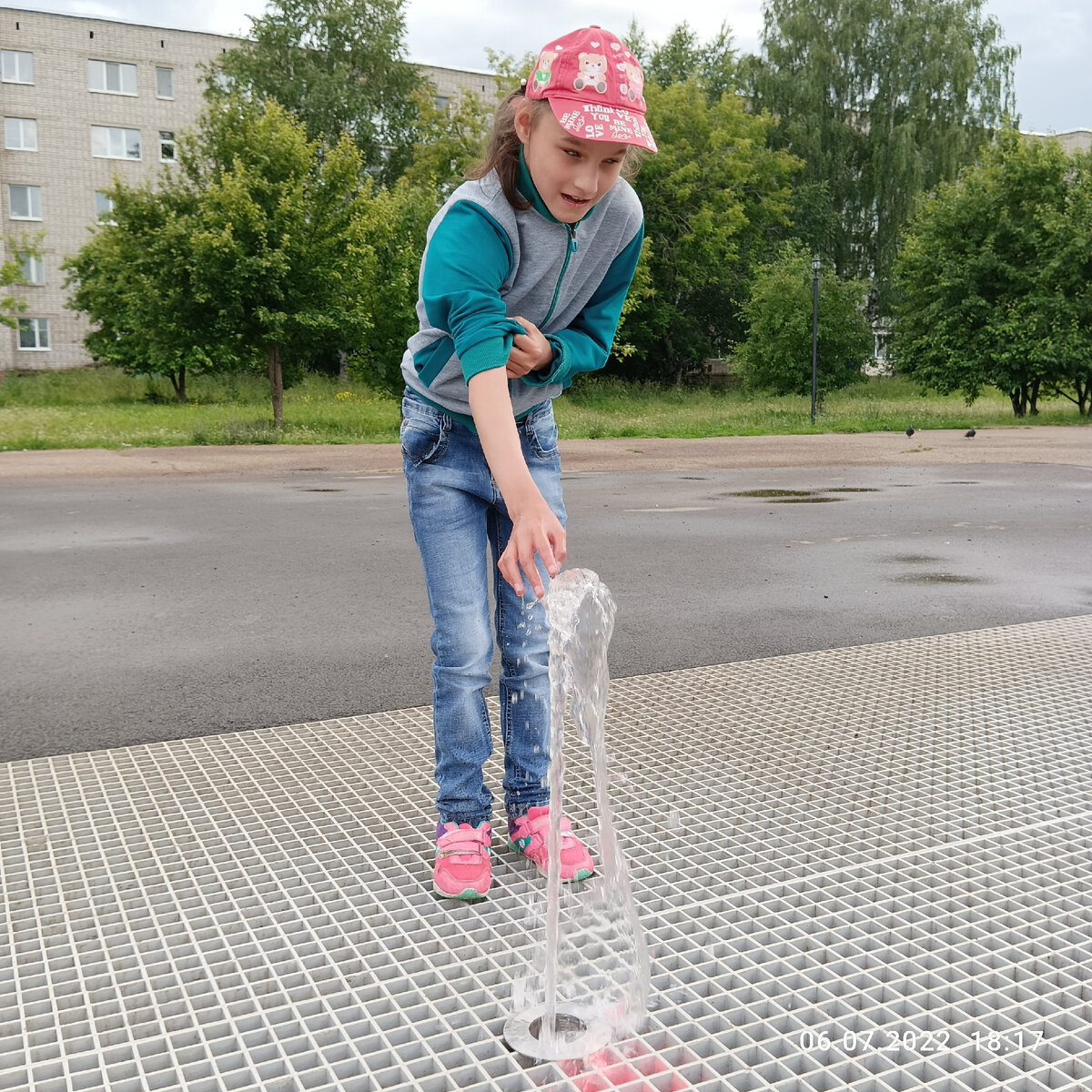 На прогулке. Первый в жизни фонтан. 