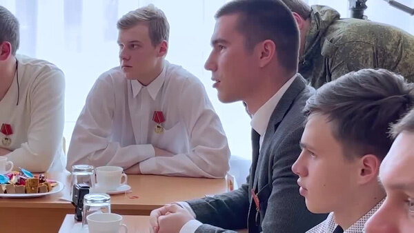 Сергей Кириенко и Денис Пушилин наградили демобилизованных студентов ДНР. Видео © Telegram / Пушилин Д.В.