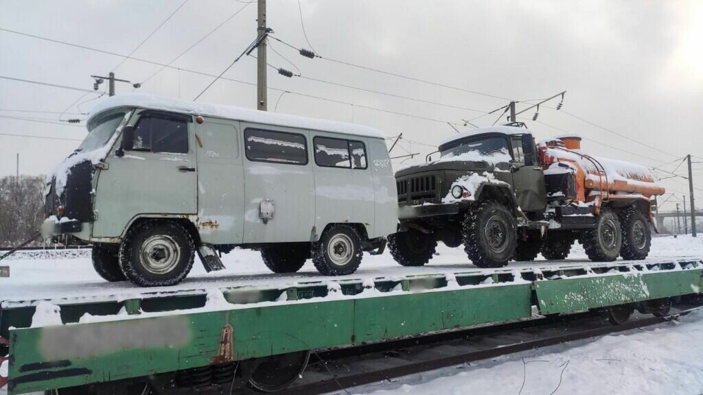     Два топливозаправщика: ЗИЛ-131 и КАМАЗ, а также УАЗ (в народе – «буханка») отправлены в зону проведения СВО.