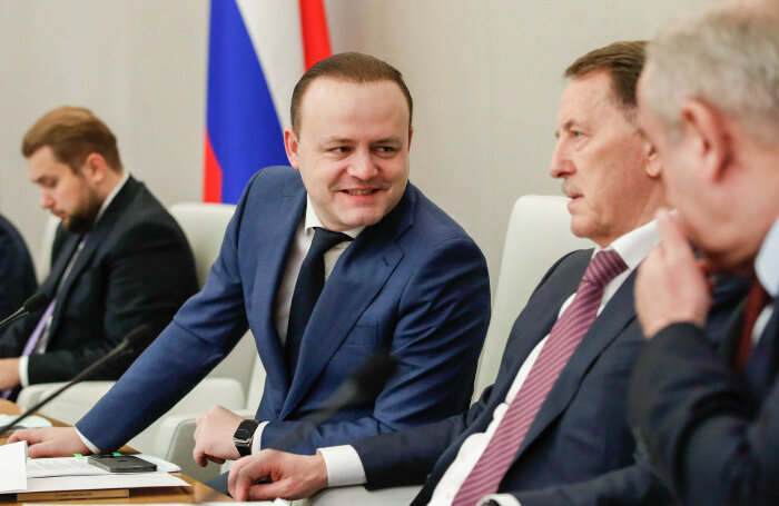    Вице-спикер Госдумы РФ Владислав Даванков (в центре) на пленарном заседании Государственной думы РФ.Марат Абулхатин/ТАСС