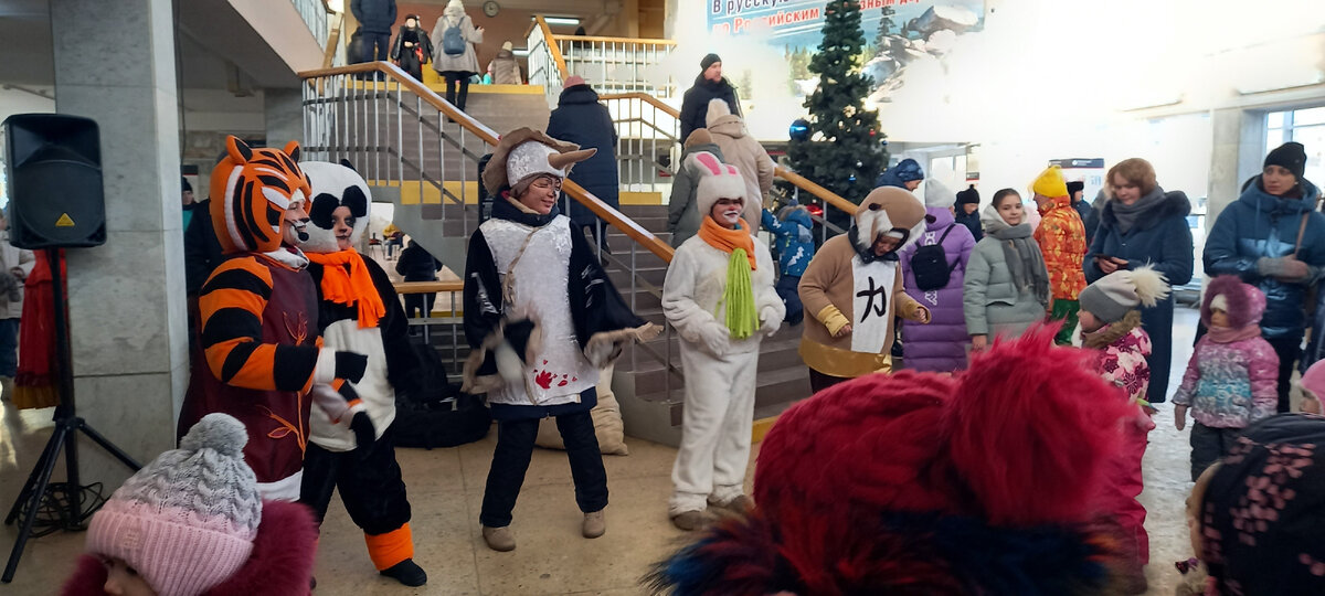 Фото автора. Миасс. Вокзал. Поезд Деда Мороза.