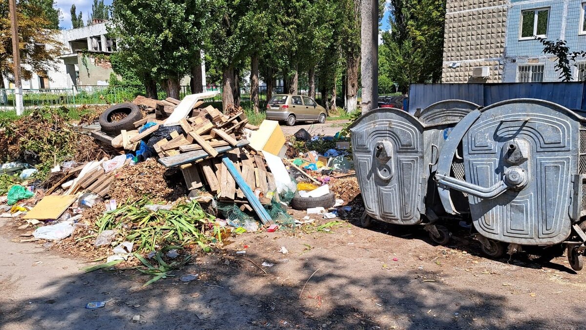     В Шахтах на улице Депутатской постоянно появляются свалочные очаги, сообщила местная жительница корреспонденту RostovGazeta.