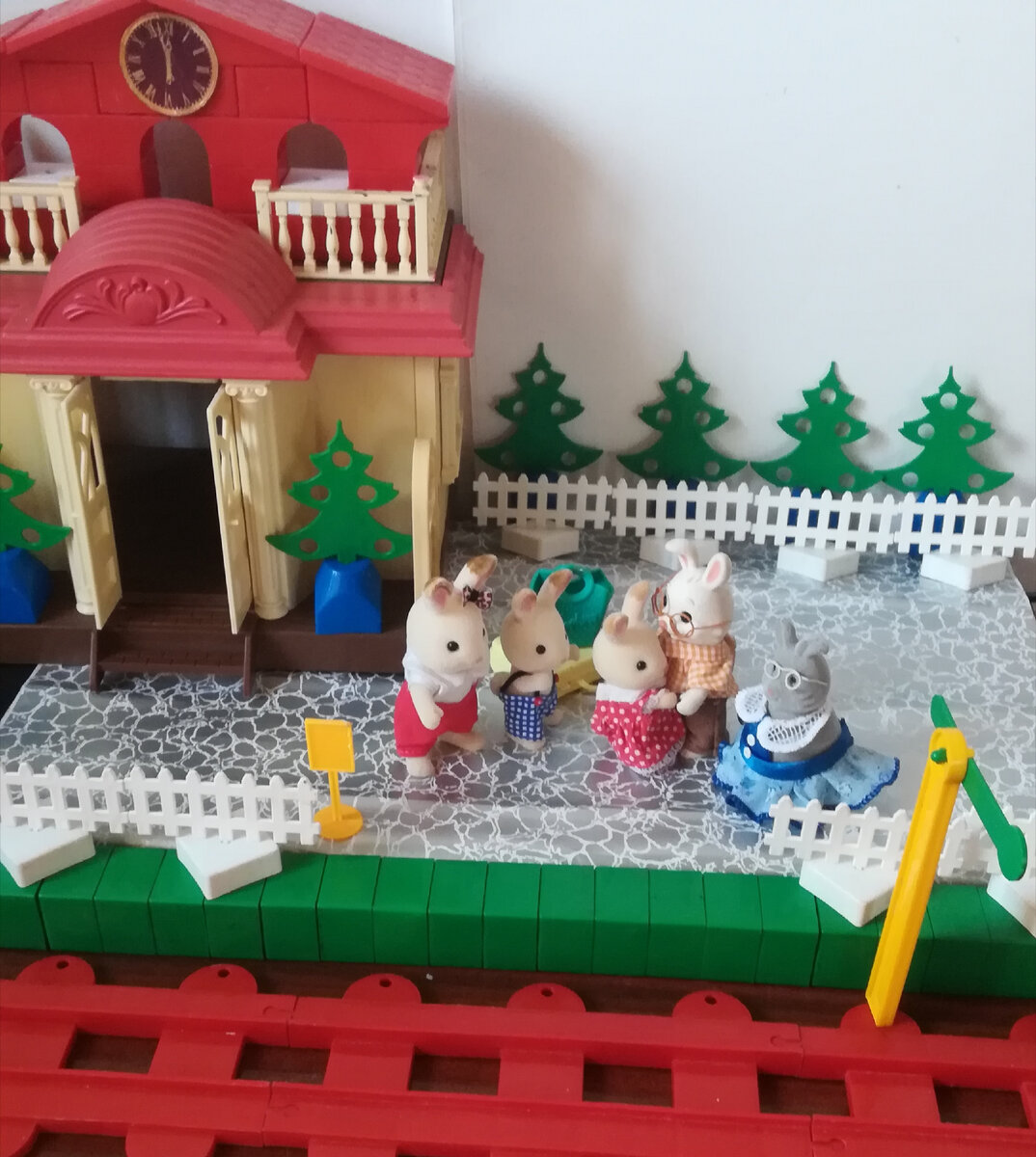 Дедушка и бабушка встречают на вокзале внучат. Они очень рады, что у старшей сестры зайки и у зайчат подростков начались каникулы и они смогли приехать раньше родителей. Теперь то бабушка и дедушка побалуют своих внуков вкусняшками. 