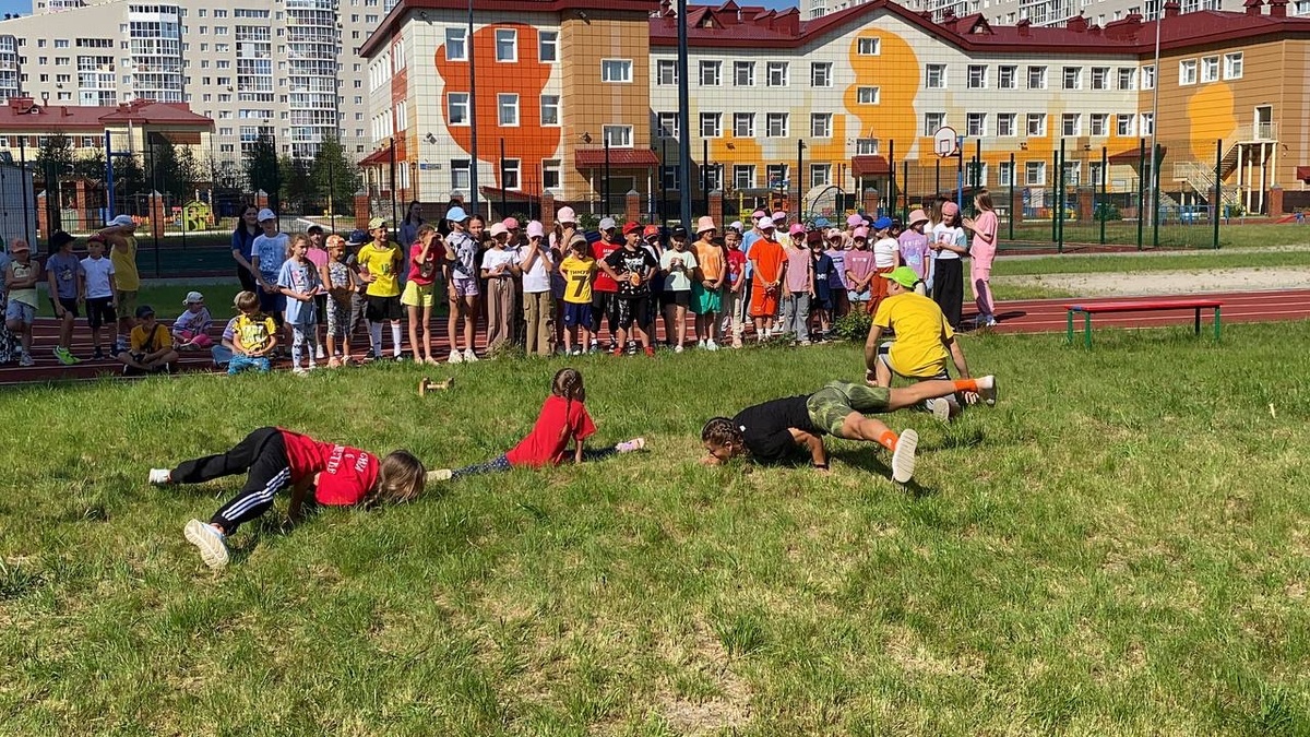    Полицейские Сургута провели для детей зарядку и рассказали, как стать сильными