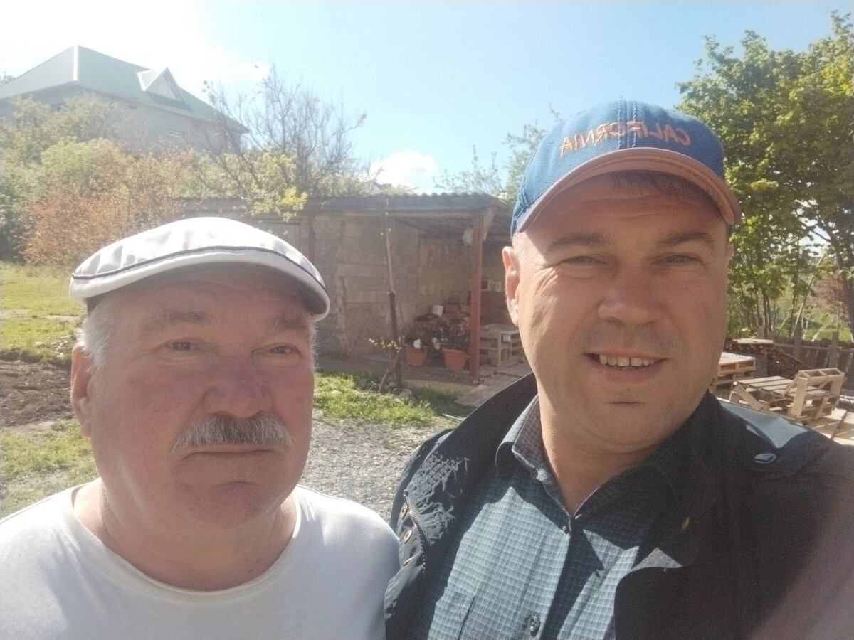 Папа наконец-то приехал ко мне в гости в Новороссийск и помог сложить стену хозблока