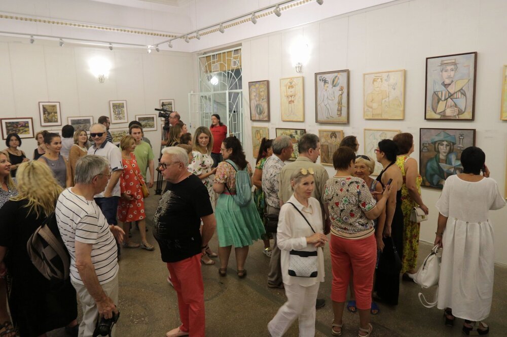 Ярмарка 28 июня 2024. Выставка новогодний серпантин. Выставка дпи. Люди на выставке. Специализированные выставки.