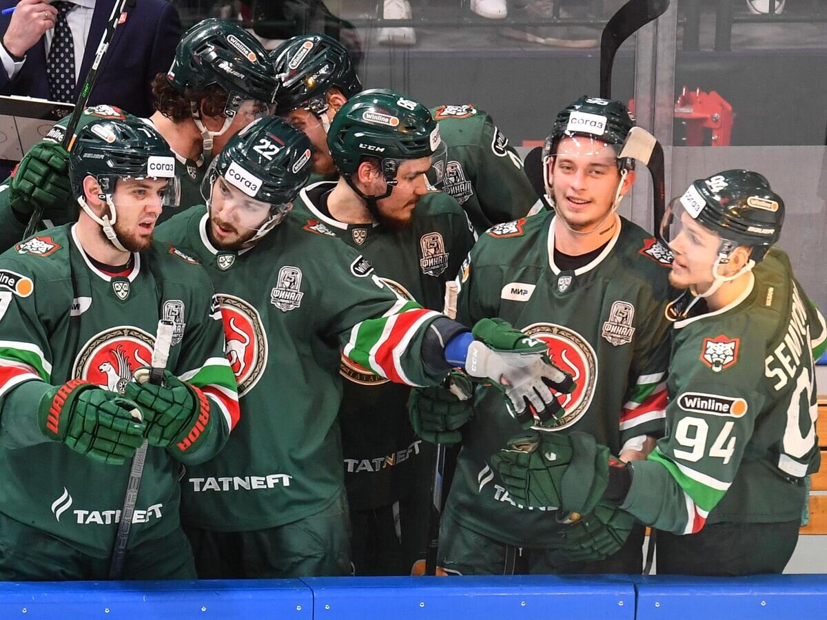    Хоккеисты "Ак Барса" радуются заброшенной шайбе в финале Кубка Гагарина© РИА Новости / Максим Богодвид