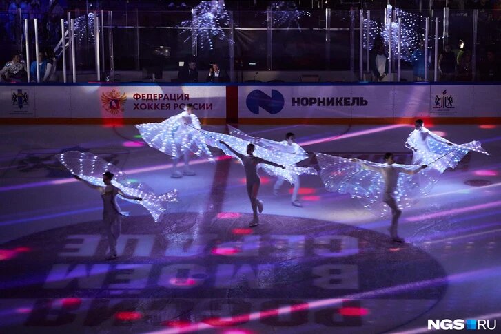 Зрители арены увидели выступление фигуристов до начала хоккейного матча Фото: Александр Ощепков / NGS.RU