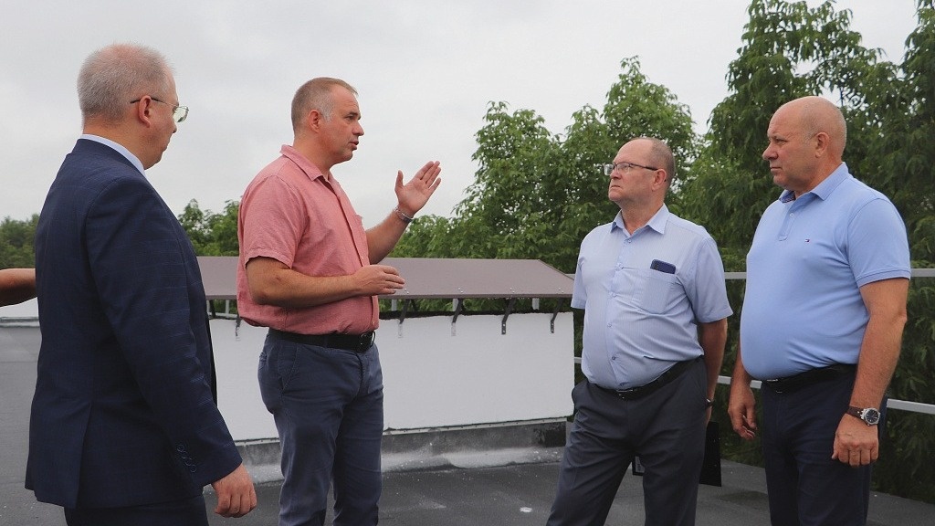     Мэр Сергей Кравчук вместе с Станиславом Кондаковым, заместителем министра ЖКХ Хабаровского края, и представителем Фонда капитального ремонта провели проверку нескольких кровель многоквартирных домов, которые были отремонтированы в этом году.