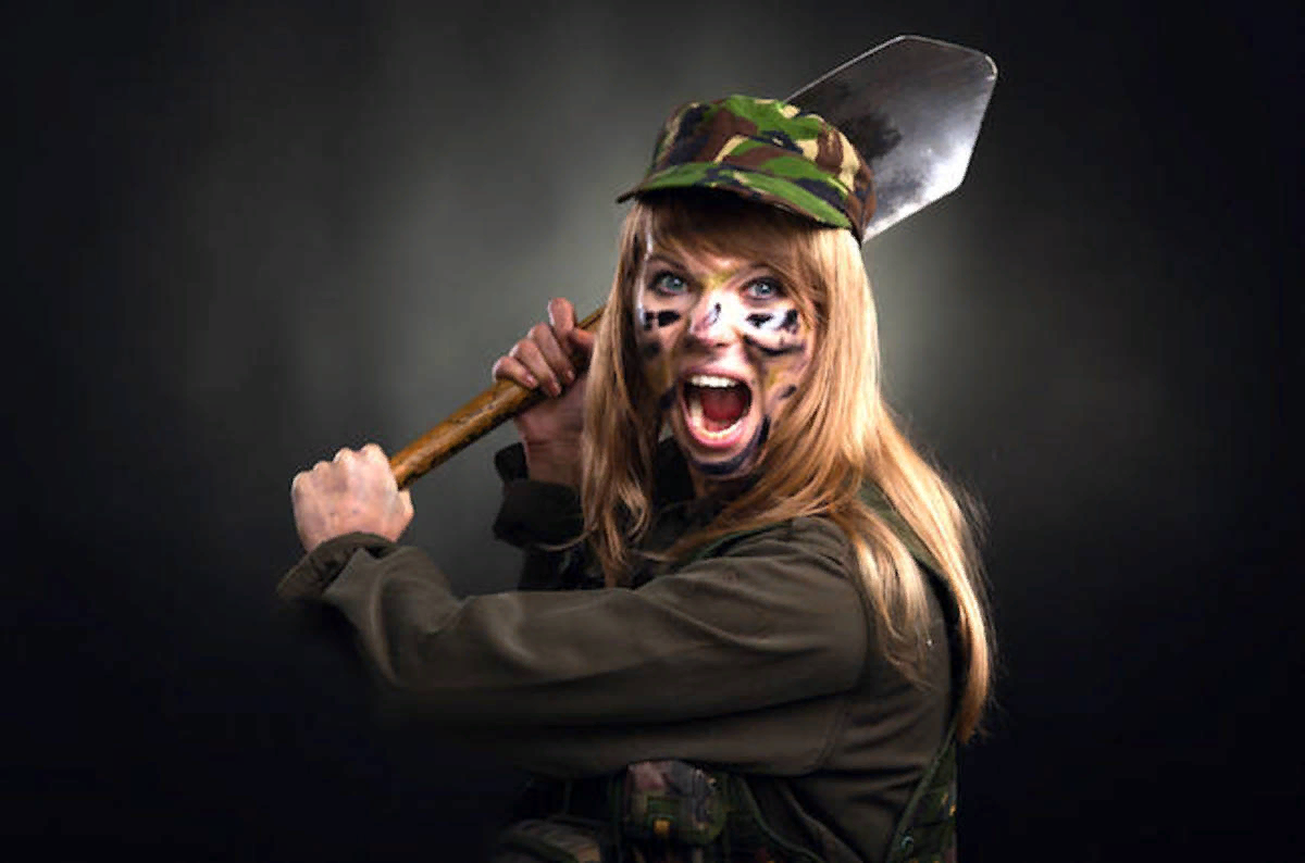 Смешная злая женщина. Демотиваторы про жену. Агрессия людей. Злая баба прикол. Смешная злая женщина.