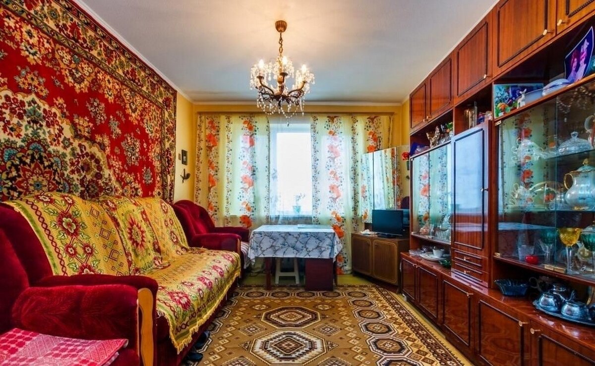 У многих бабулечек до сих пор по-старинке на стене висят ковры и стоят стенки с антресолями. Источник: Яндекс картинки